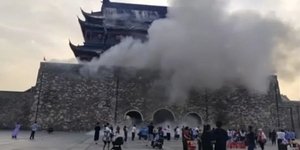 H στιγμή της κατάρρευσης της στέγης του πύργου Φενγκιάνγκ στην ανατολική Κίνα