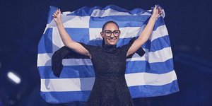 Η Κλαυδία με την ελληνική σημαία