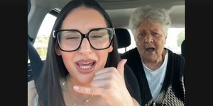 Η Κλαυδία με τη γιαγιά της στο TikTok