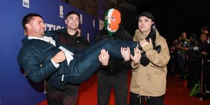Βρετανία: Μέλος του συγκροτήματος Kneecap κατηγορείται για τρομοκρατική ενέργεια -Για σημαία που στηρίζει τη Χεζμπολάχ