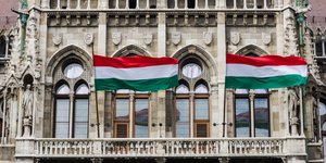Σημαίες της Ουγγαρίας έξω από το κοινοβούλιο της χώρας στη Βουδαπέστη