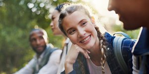 Κοπέλα με φίλους