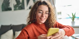 Κοπέλα στέλνει γραπτό μήνυμα