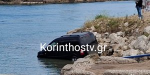 Όχημα τσούλησε και κατέληξε στη... θάλασσα, στην Ποσειδωνία Κορίνθου