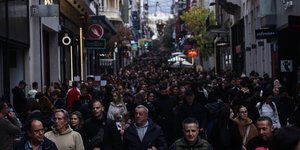 Κόσμος στην οδό Ερμού, στο κέντρο της Αθήνας