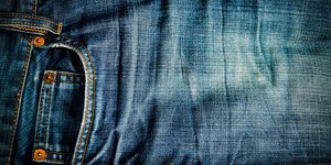 Μεταλικά κουμπιά σε τζιν