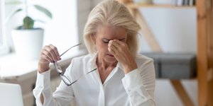 Κουρασμένη γυναίκα σε γραφείο