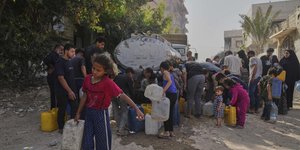 κουβαλουν νερο 