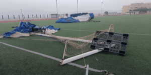 Πεσμένα τέρματα στο γήπεδο της Κισσάμου, στην Κρήτη