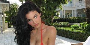 Με το πιο σέξι vintage μπικίνι: Η Κάιλι Τζένερ «κλέβει» το στιλ της Κλόντια Σίφερ