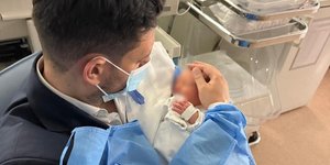 Ο Κωνσταντίνος Κυρανάκης κρατάει στην αγκαλιά του τον γιο του