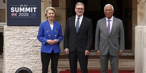 Ο πρωθυπουργός της Βρετανίας Κιρ Στάρμερr, στο κέντρο με την πρόεδρο της Ευρωπαϊκής Επιτροπής Ούρσουλα φον ντερ Λάιεν και τον πρόεδρο του Ευρωπαϊκού Συμβουλίου, Αντόνιο Κόστα