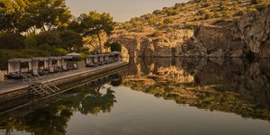 λίμνη ομπρέλες σεζλόνγκ Λίμνη Βουλιαγμένης