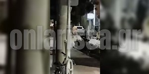 Ο άνδρας στη Λάρισα που έπινε γυμνός ποτό στον δρόμο 