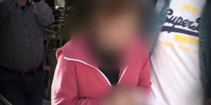 H 32χρονη μητέρα στη Λάρισα που κατηγορείται για την κακοποίηση των δύο παιδιών της 