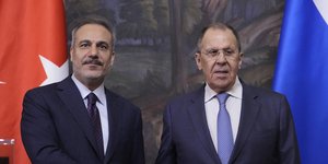 Χειραψία Λαβρόφ και Φιντάν