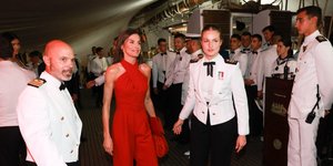 Η βασίλισσα Λετίθια με χρυσές εσπαντρίγιες 