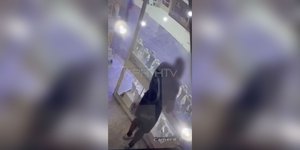 Η στιγμή που ο 41χρονος κλέβει το πανάκριβο κολιέ