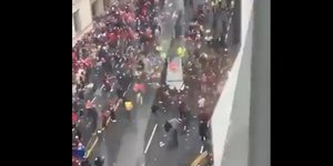 Λίβερπουλ: Αυτοκίνητο έπεσε πάνω σε πλήθος κατά την παρέλαση για το πρωτάθλημα