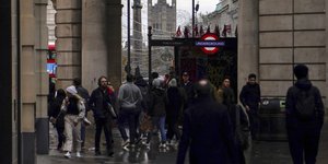 Κόσμος έξω από το μετρό του Λονδίνου