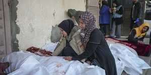 θρήνος στη Λωρίδα της Γάζας για θύματα ισραηλινών επιθέσεων 