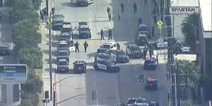 Αστυνομικοί στο σημείο της επίθεσης του ενόπλου σε πανεπιστημιούπολη κοντά στο Λος Άντζελες