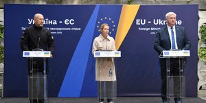 Η επικεφαλής της ευρωπαϊκής διπλωματίας Κάγια Κάλας, ο Ουκρανός πρωθυπουργός Ντένις Σμίχαλ (αριστερά) και ο Ουκρανός υπουργός Εξωτερικών,  Αντρίι Σιμπίχα μιλούν σε δημοσιογράφους