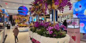 Χιλιάδες λουλούδια στο στολισμό του Μαγιάτικου Macy's 