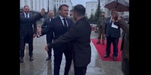 Αγκαλιά Μακρόν και Ζελένσκι