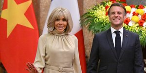 Χαμογελαστοί Μπριτίζ και Εμανουέλ Μακρόν στις πρώτες εμφανίσεις τους στο Ανόι μετά το χαστούκι στο αεροπλάνο