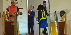 Ειδικός στη γλώσσα του σώματος: Η κίνηση που πρόδωσε τον Μακρόν -Ήταν έξαλλος με τη Μπριζίτ για το «χαστούκι»