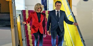 Μπριζίτ και Εμανουέλ Μακρόν κατεβαίνουν τη σκάλα του αεροπλάνου