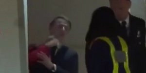 H περίεργη χειρονομία της Μπριζίτ στον Εμανουέλ Μακρόν, φτάνοντας στο Βιετνάμ