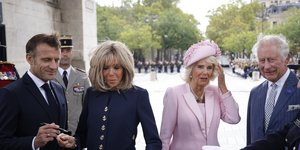 Εμανουέλ Μακρόν, βασιλιάς Κάρολος, με συζύγους