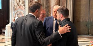Εμανουέλ Μακρόν, Κιρ Στάρμερ, Ντόναλντ Τραμπ και Βολοντιμίρ Ζελένσκι στο Βατικανό
