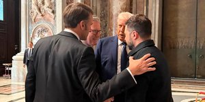Εμανουέλ Μακρόν, Κιρ Στάρμερ, Ντόναλντ Τραμπ και Βολοντίμιρ Ζελένσκι στο Βατικανό 