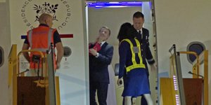 Η κίνηση της Μπριζίτ στον Μακρόν λίγο πριν κατέβουν από το αεροπλάνο