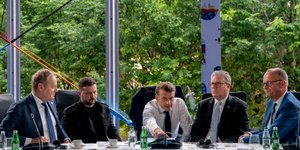 Ο Μακρόν κατά την επικοινωνία με τον Ντόναλντ Τραμπ μαζί με τους Τουσκ, Ζελένσκι, Στάρμερ και Μερτς
