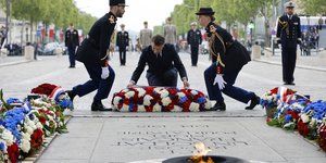 Ο Εμανουέλ Μακρόν καταθέτει στεφάνι στο μνημείο του Αγνώστου Στρατιώτη της Γαλλίας το 2024