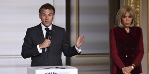 Ο Γάλλος πρόεδρος Εμανουέλ Μακρόν με την σύζυγό του Μπριζίτ 