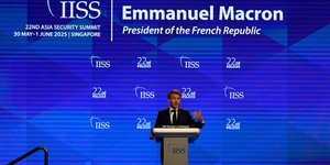 Ο Εμανουέλ Μακρόν μιλά σε συνέδριο στην Σιγκαπούρη