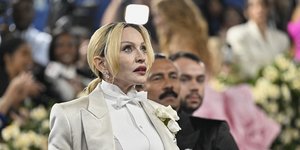 madonna λευκο κοστουμι