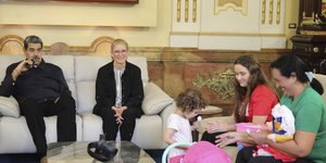 Ο Μαδούρο στο Μέγαρο με το κοριτσάκι και τη μητέρα του