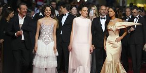 Η Margaret Qualley (αριστερά) στο 77ο ετήσιο Φεστιβάλ Καννών το 2024, φορώντας μπαλαρίνες Chanel με παγέτες