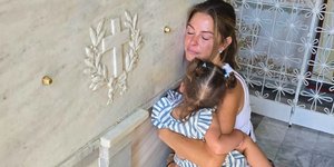 Η Μαρία Μενούνος με την κόρη της στο μοναστήρι του Αγίου Νεκταρίου στην Αίγινα