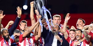 Ο Βαγγέλης Μαρινάκης πανηγυρίζει με τους παίκτες του Ολυμπιακού την κατάκτηση του πρωταθλήματος 