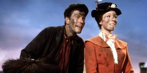 Ο Ντικ Βαν Ντάικ με την Τζούλι Άντριους στην ταινία «Μαίρη Πόπινς» 