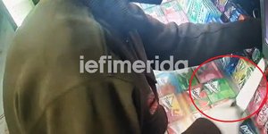 Η στιγμή που ο δράστης της ληστείας απειλεί υπάλληλο περιπτέρου με μαχαίρι