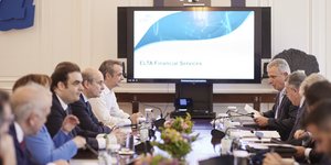 Στιγμιότυπο από την σύσκεψη στο Μέγαρο Μαξίμου υπό τον πρωθυπουργό, με θέμα την συνεργασία ΕΛΤΑ - Alpha Bank