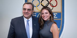 Η Μαρία Μενούνος και ο Ισίδωρος Κούβελος στα γραφεία της ΕΟΕ
